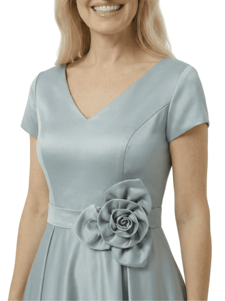 Lovely V-Neck Short Sleeve Mother of The Groom Dress Pretty Tea-Length Satin Gown with Statement Flower Accent